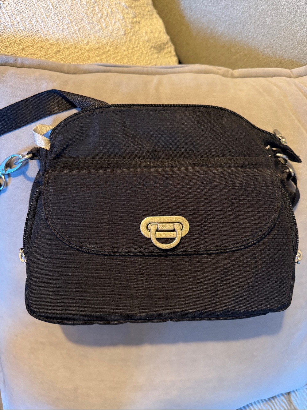 Black Baggallini Coastal Flip Lock Crossbody Bag - Picture 2 of 11